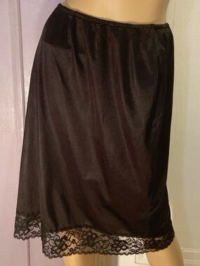 Vintage VAN RAALTE Classic Black Lace-Hem Half Slip M